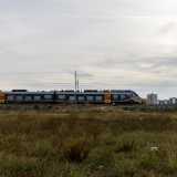 ...riuscendo a vedere un treno passare sui binari che si trovano a pochi metri di distanza da noi